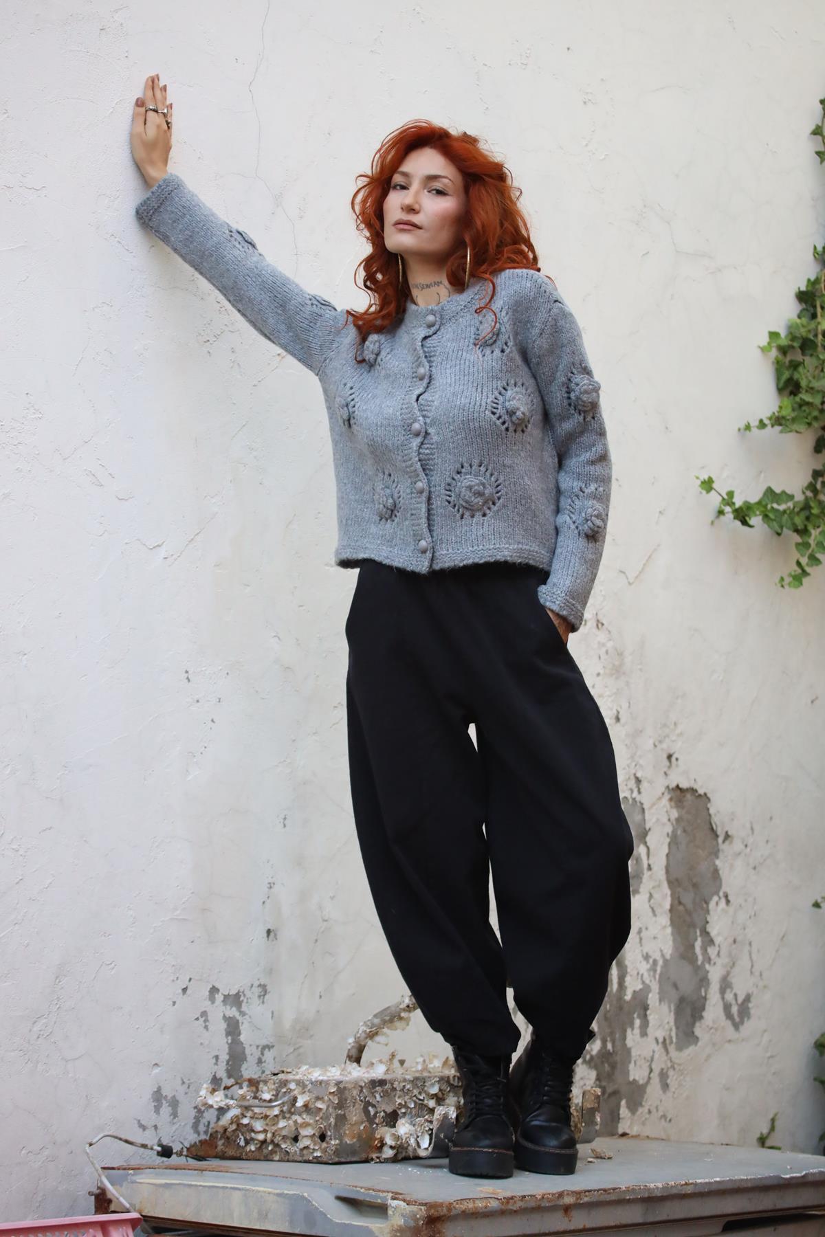 Gri Gül Detaylı Ajurlu Triko Hırka