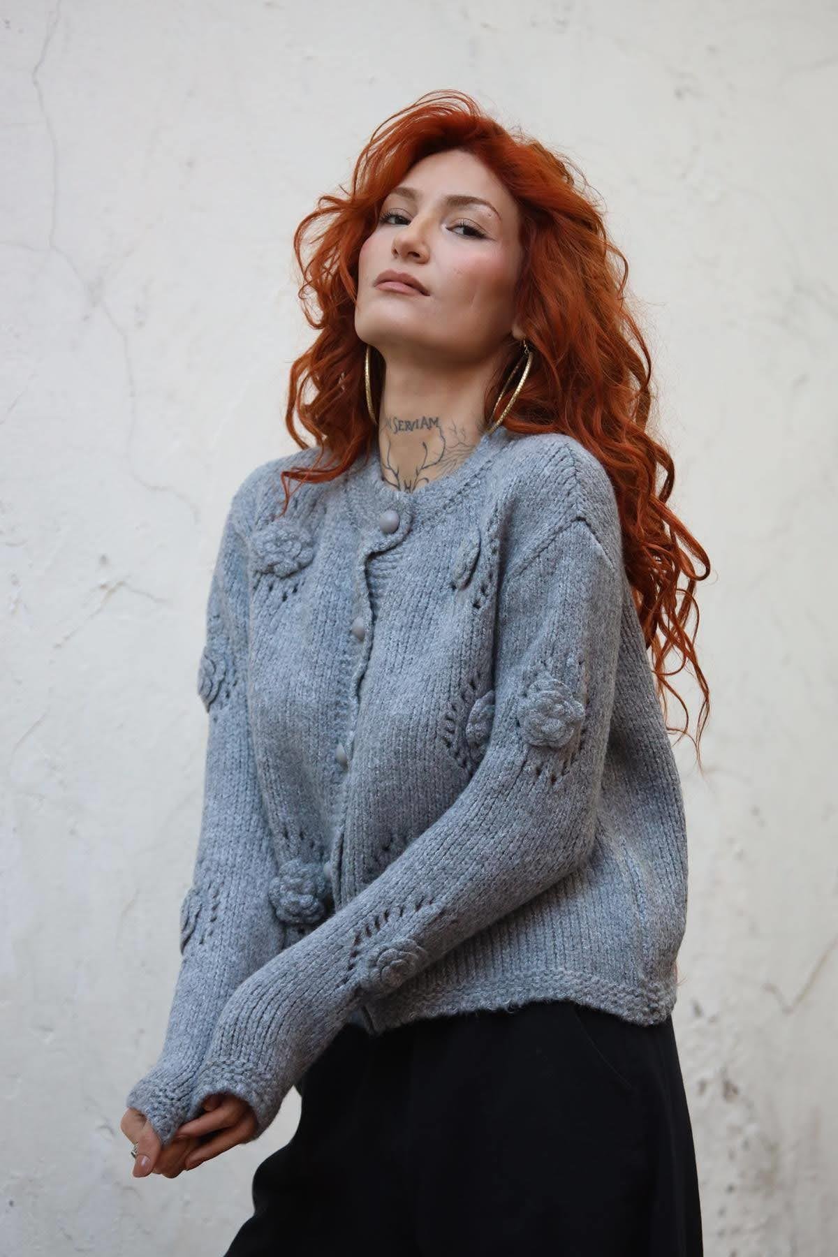 Gri Gül Detaylı Ajurlu Triko Hırka