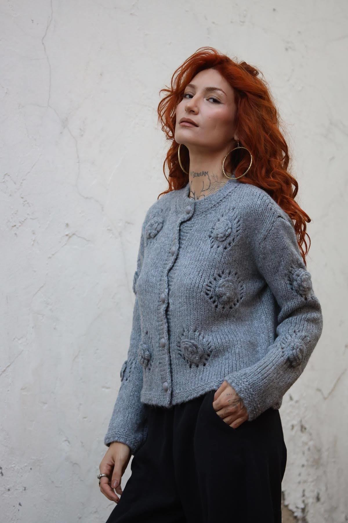 Gri Gül Detaylı Ajurlu Triko Hırka