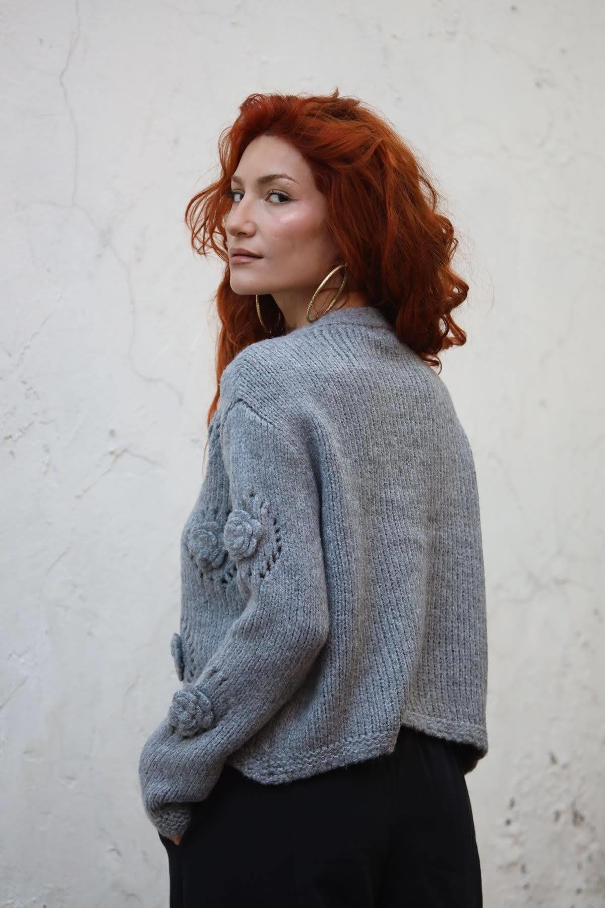 Gri Gül Detaylı Ajurlu Triko Hırka