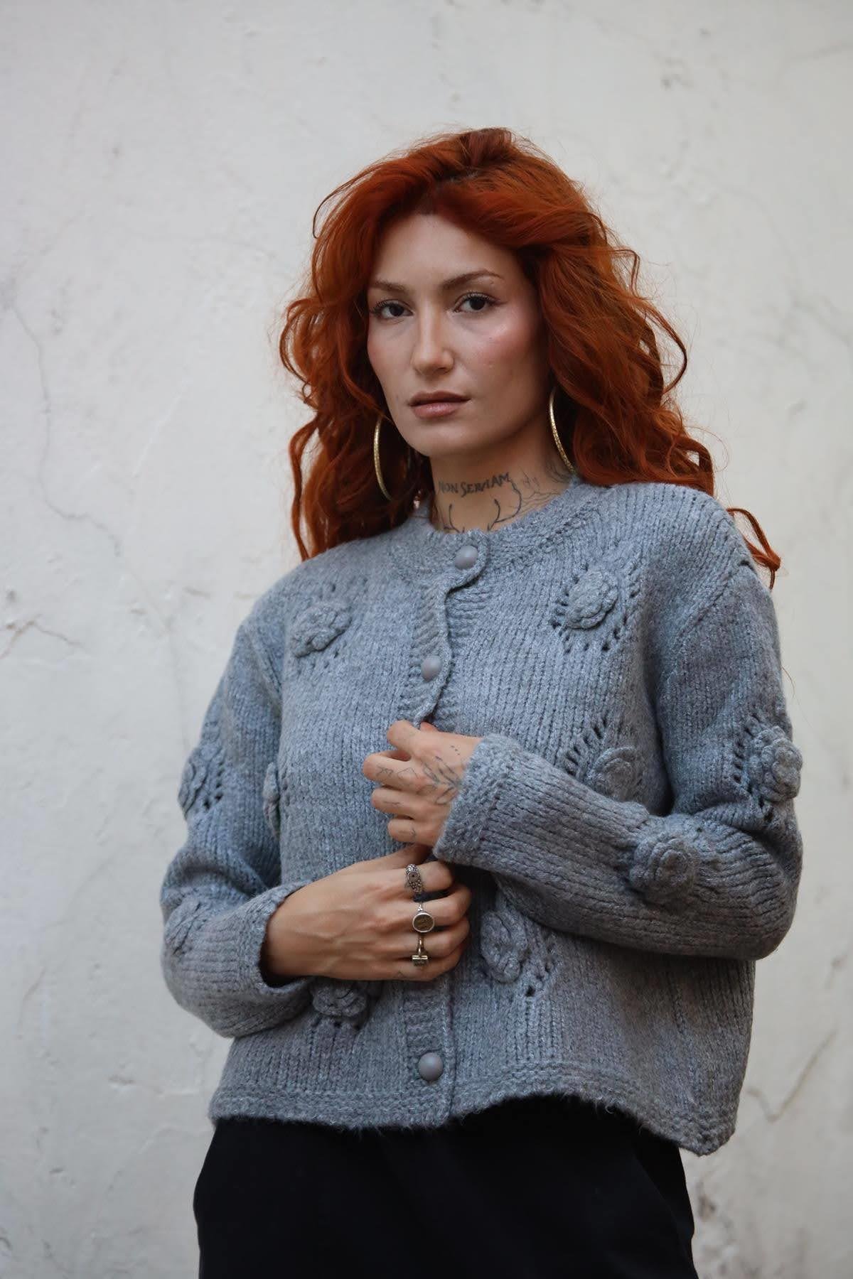 Gri Gül Detaylı Ajurlu Triko Hırka