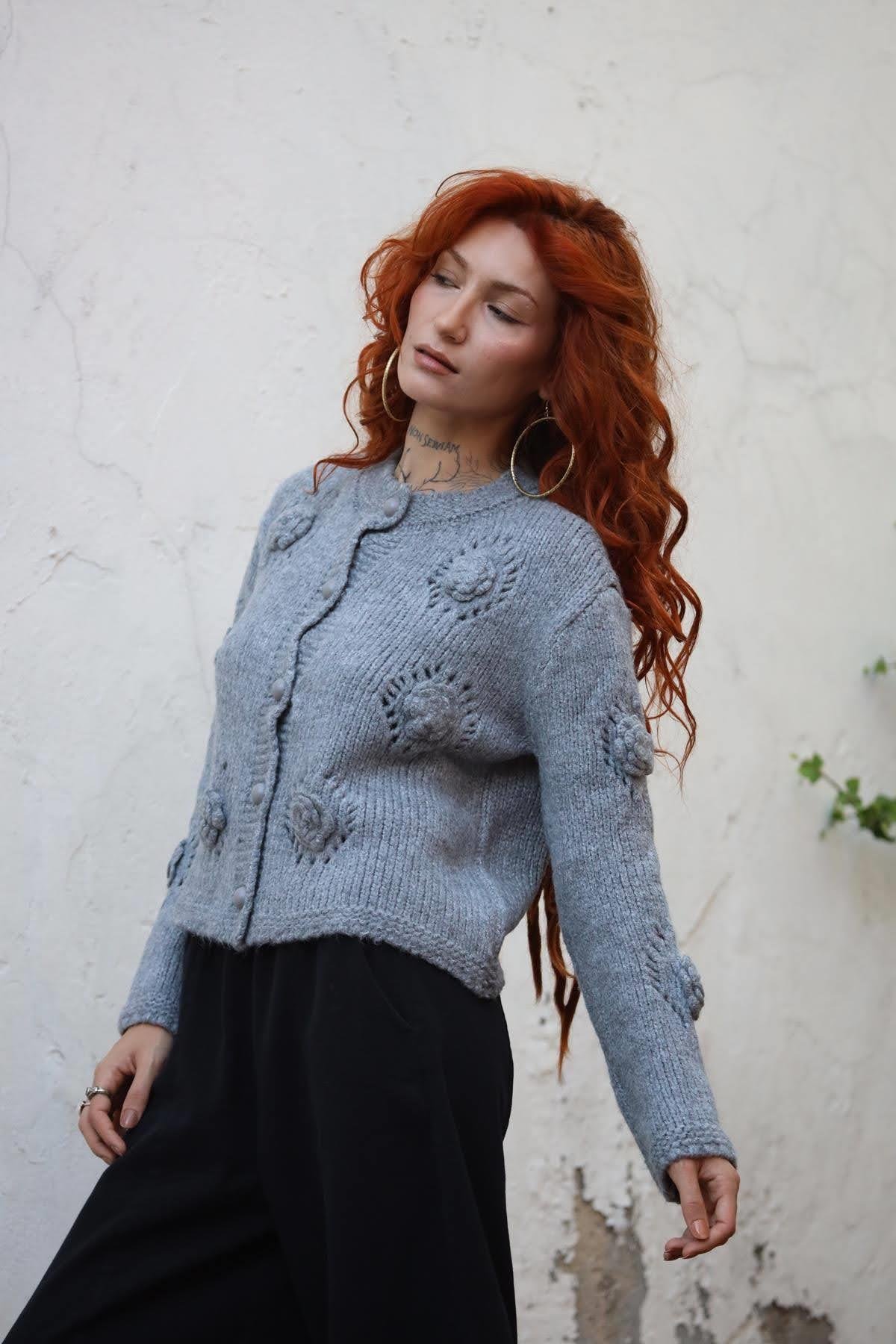 Gri Gül Detaylı Ajurlu Triko Hırka