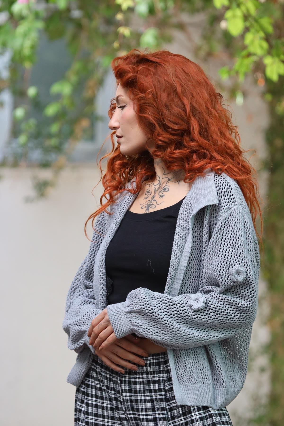 Gri Kolları Gül Detaylı File Hırka