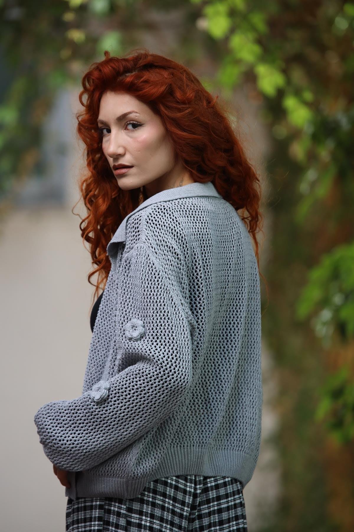 Gri Kolları Gül Detaylı File Hırka