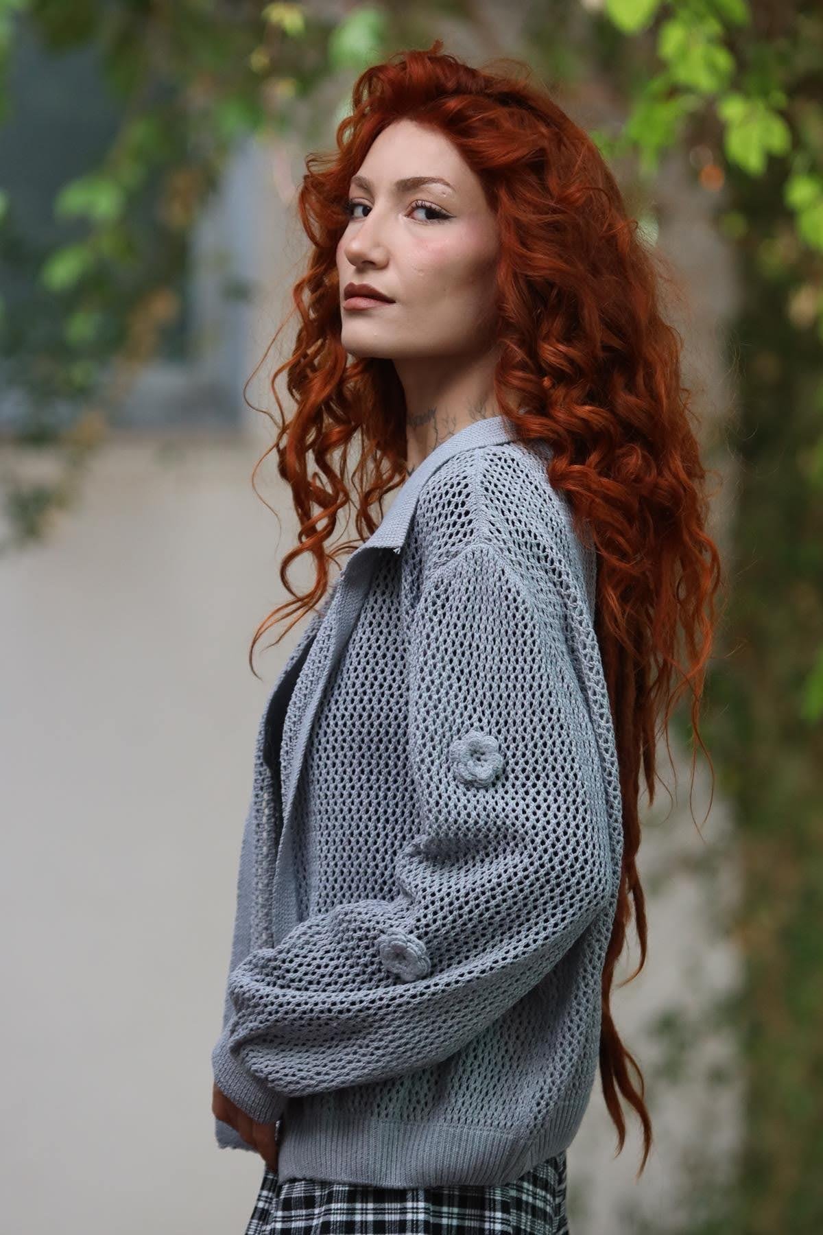 Gri Kolları Gül Detaylı File Hırka