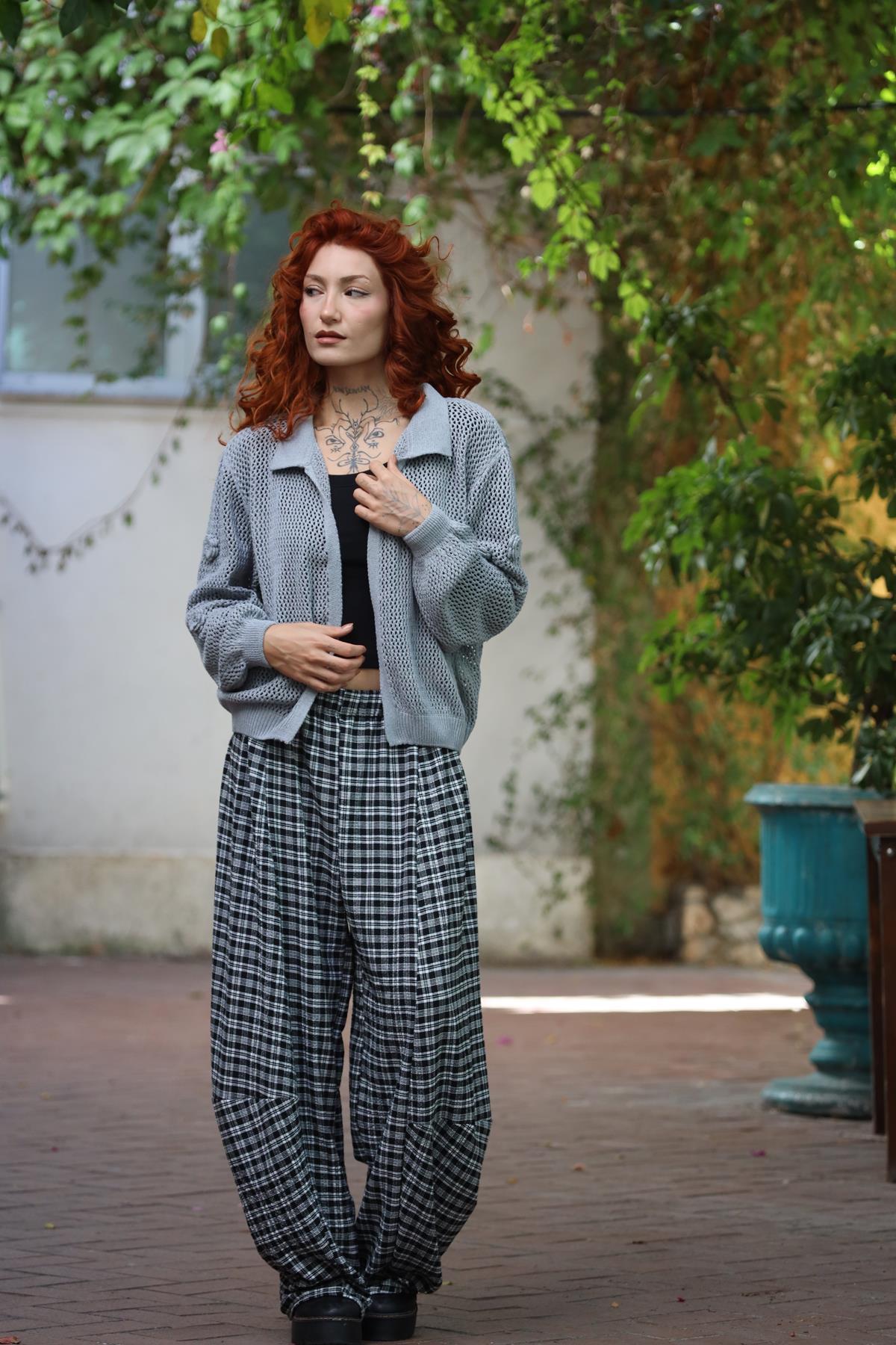 Gri Kolları Gül Detaylı File Hırka