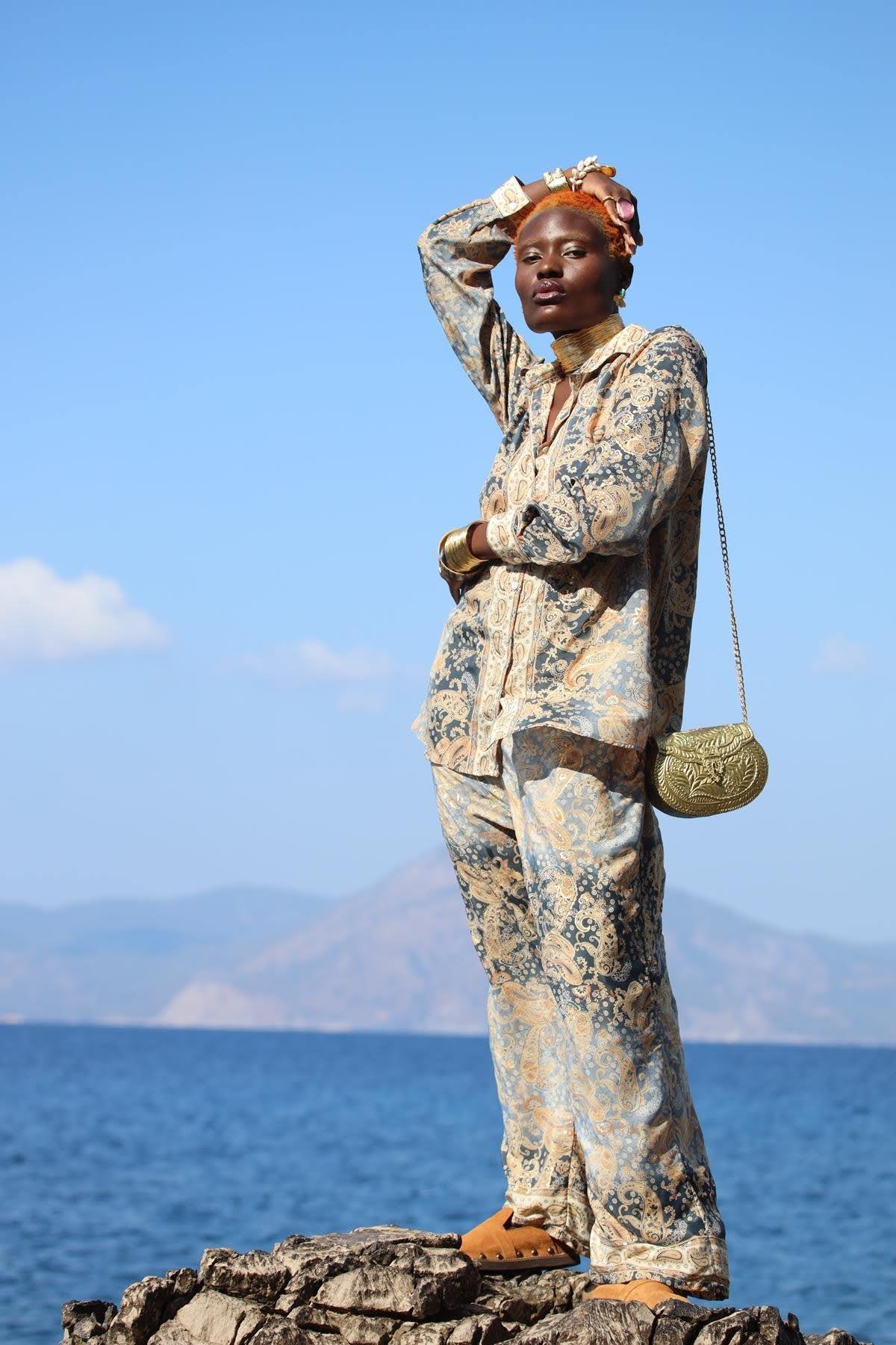 Gri Otantik Desenli İpek Gömlek ve Pantolon Takım