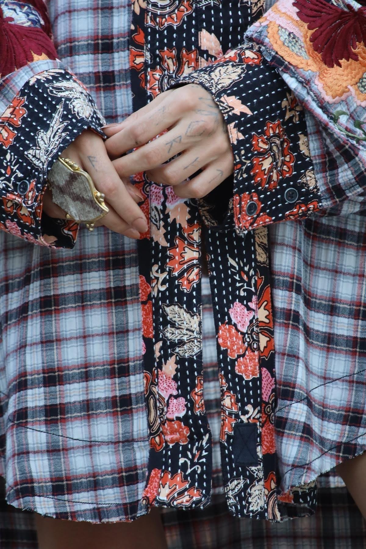 Gri Parça Detaylı Sahte Düğmeli Nakışlı Ekose Tunik