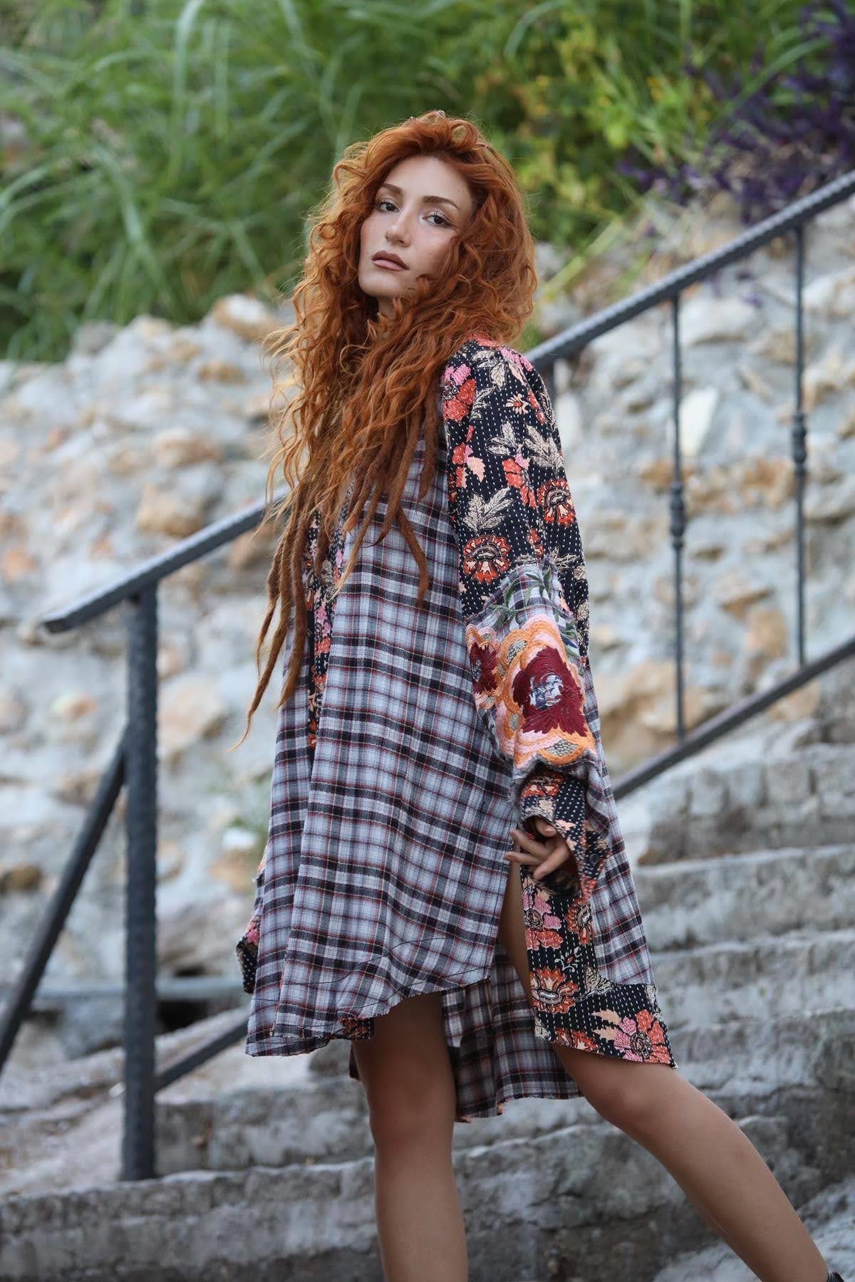 Gri Parça Detaylı Sahte Düğmeli Nakışlı Ekose Tunik