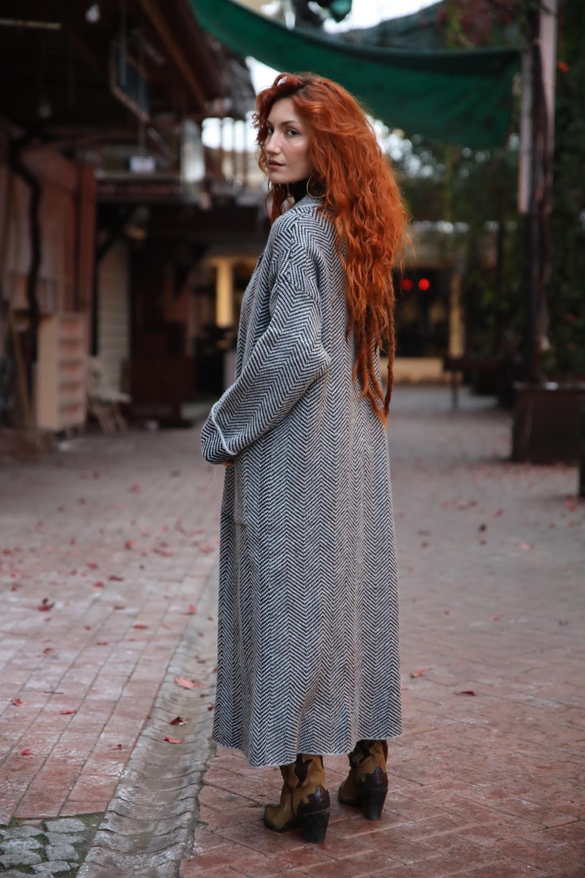 Gri Zikzak Desenli Cepli Uzun Triko Hırka