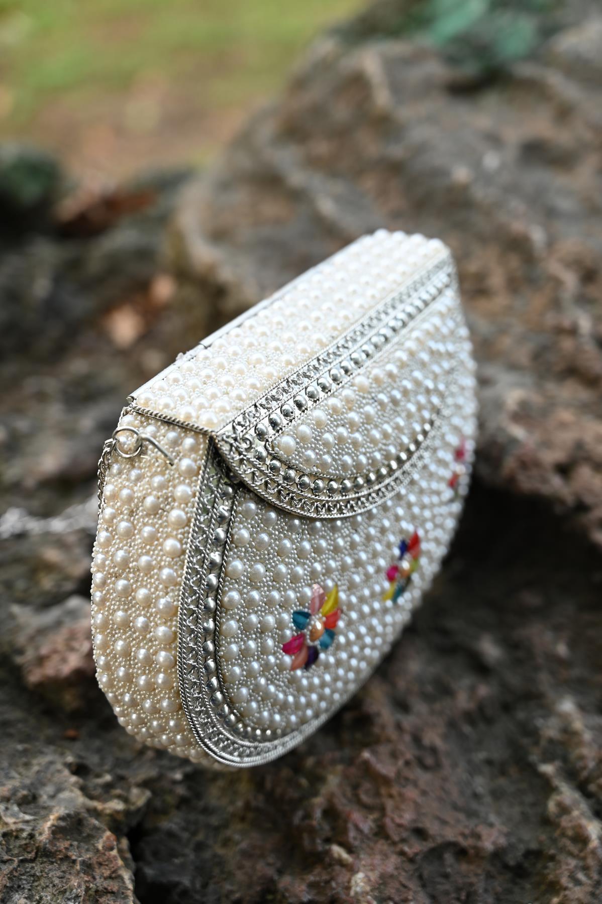 Gümüş Rengi İnci İşlemeli Özel Tasarım Çanta