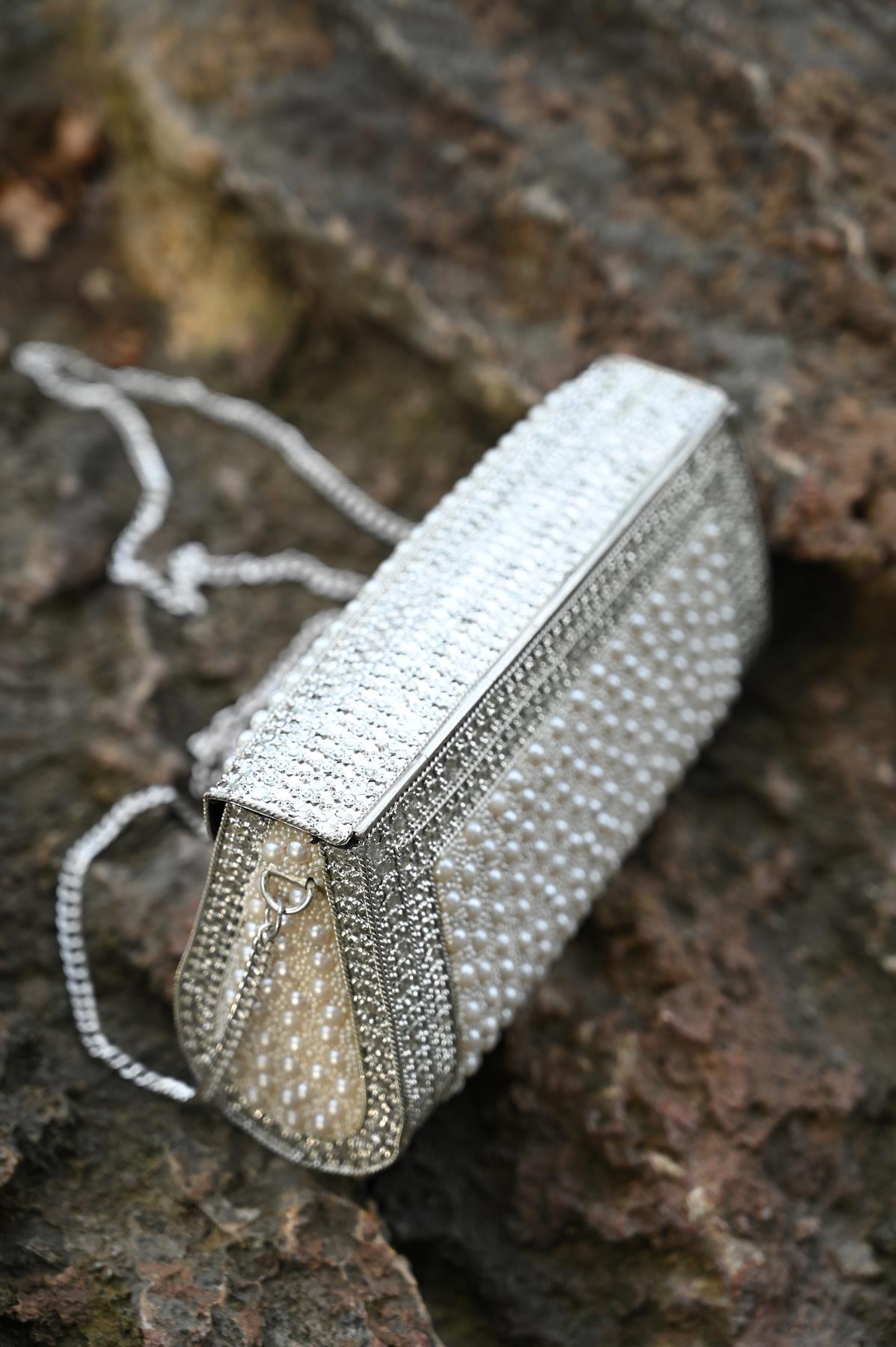 Gümüş Rengi İnci İşlemeli Özel Tasarım Çanta