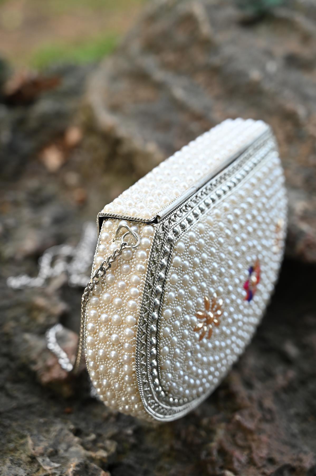 Gümüş Rengi İnci İşlemeli Özel Tasarım Çanta