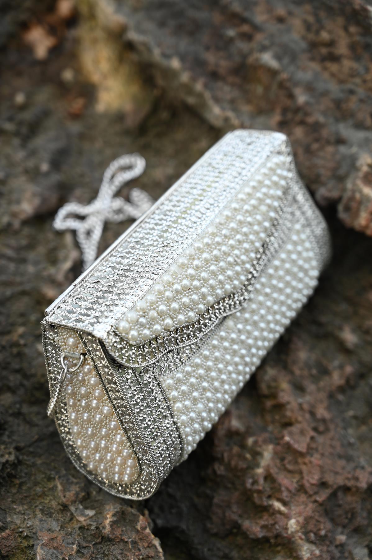 Gümüş Rengi İnci İşlemeli Özel Tasarım Çanta