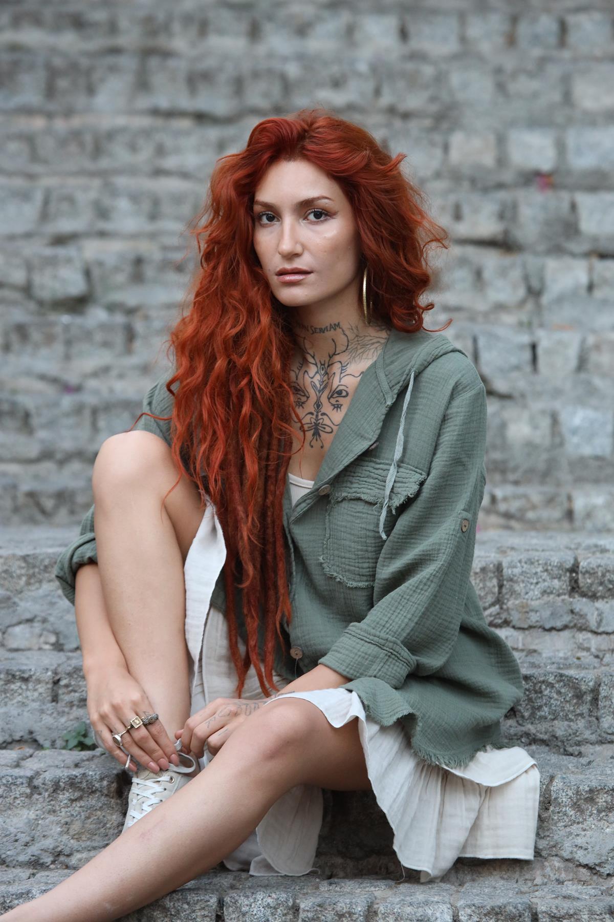 Haki Kapüşonlu Cepleri Püsküllü Müslin Gömlek