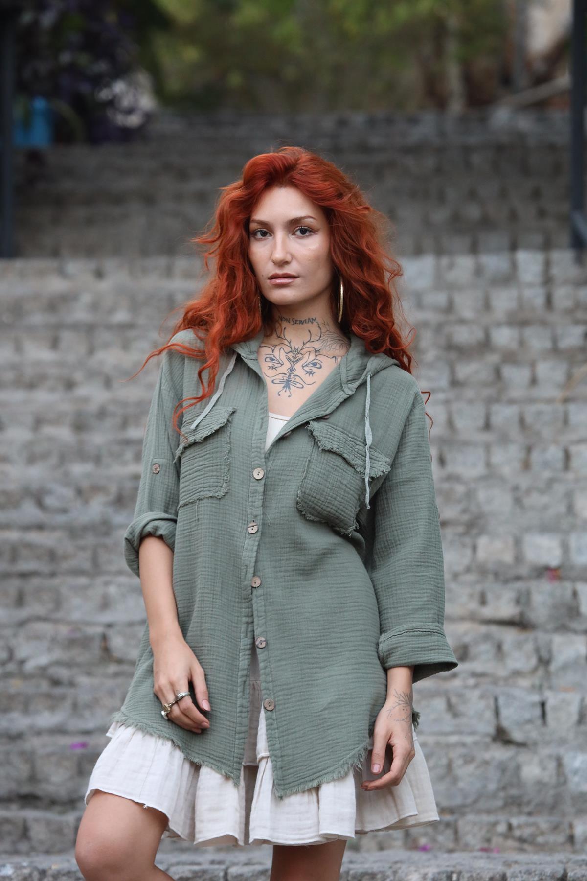 Haki Kapüşonlu Cepleri Püsküllü Müslin Gömlek