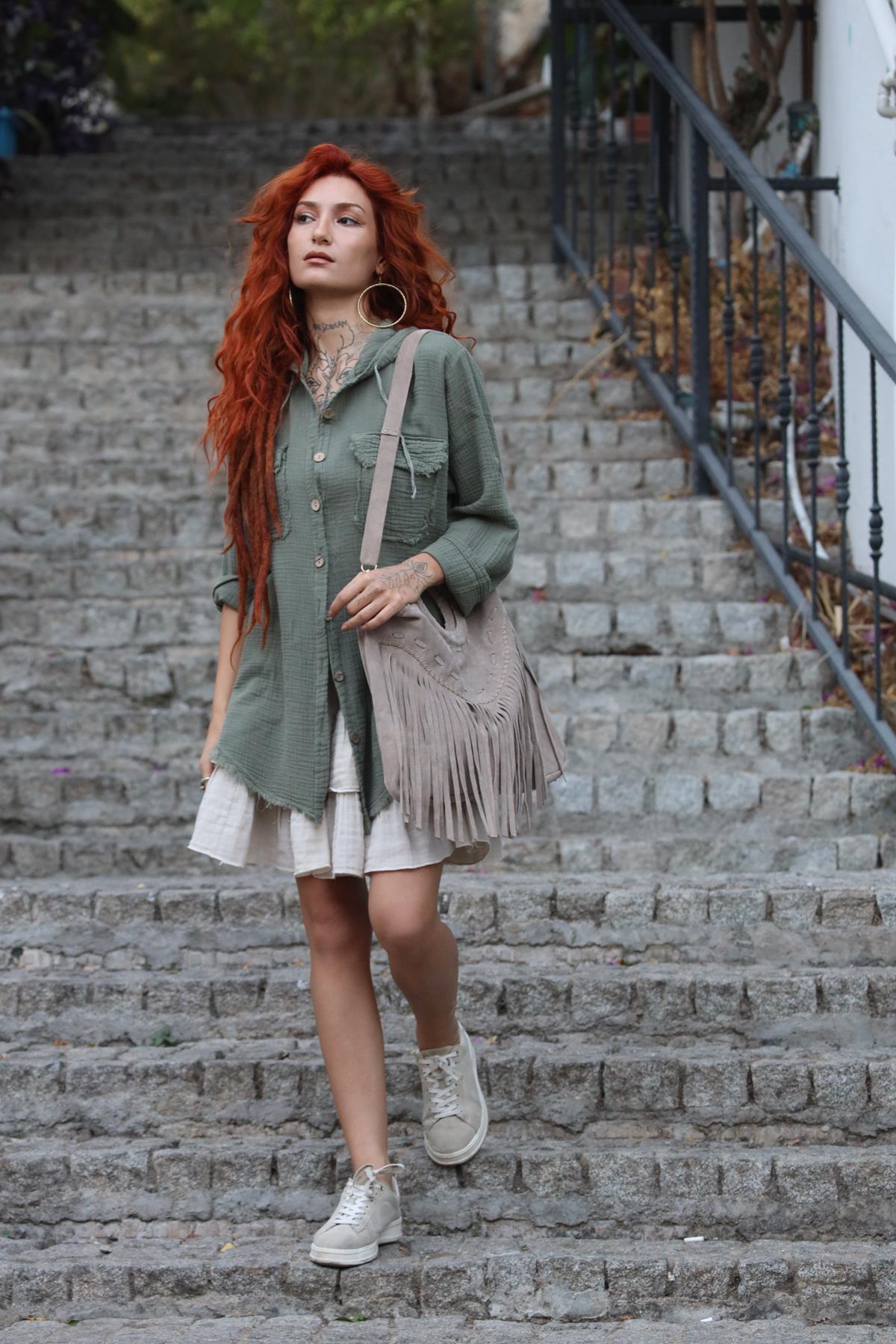 Haki Kapüşonlu Cepleri Püsküllü Müslin Gömlek