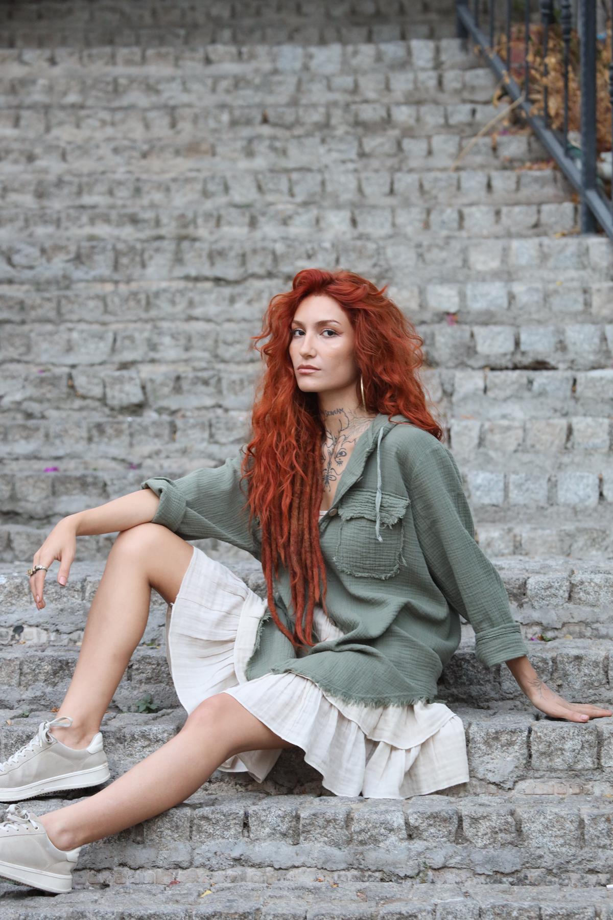 Haki Kapüşonlu Cepleri Püsküllü Müslin Gömlek