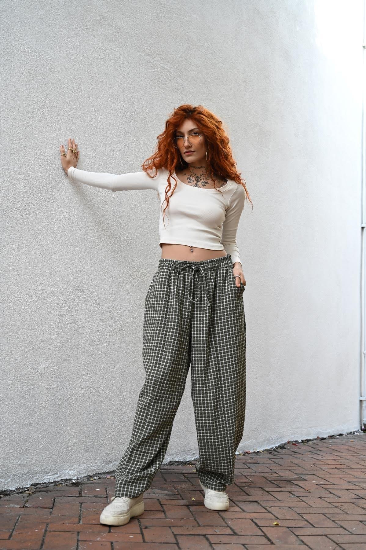 Haki Kareli Dikiş Detaylı Gofre Pantolon