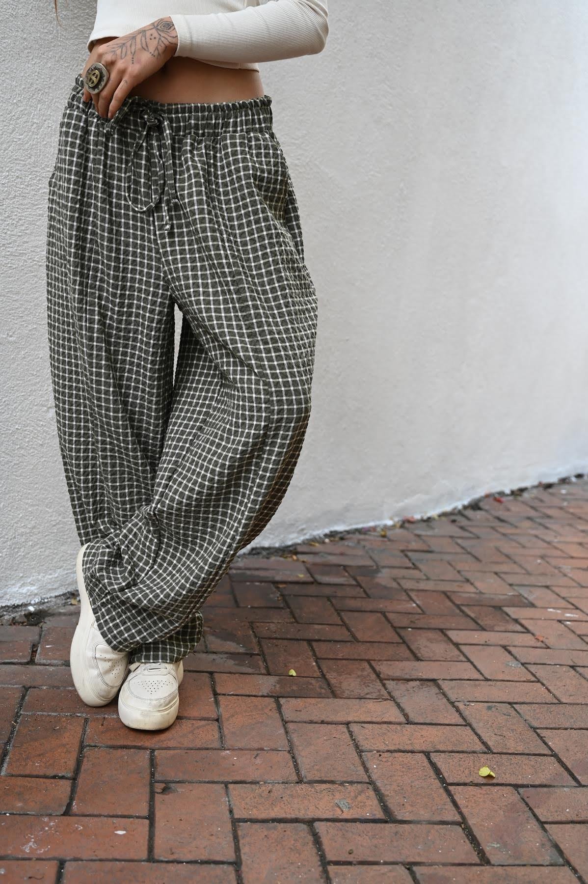 Haki Kareli Dikiş Detaylı Gofre Pantolon