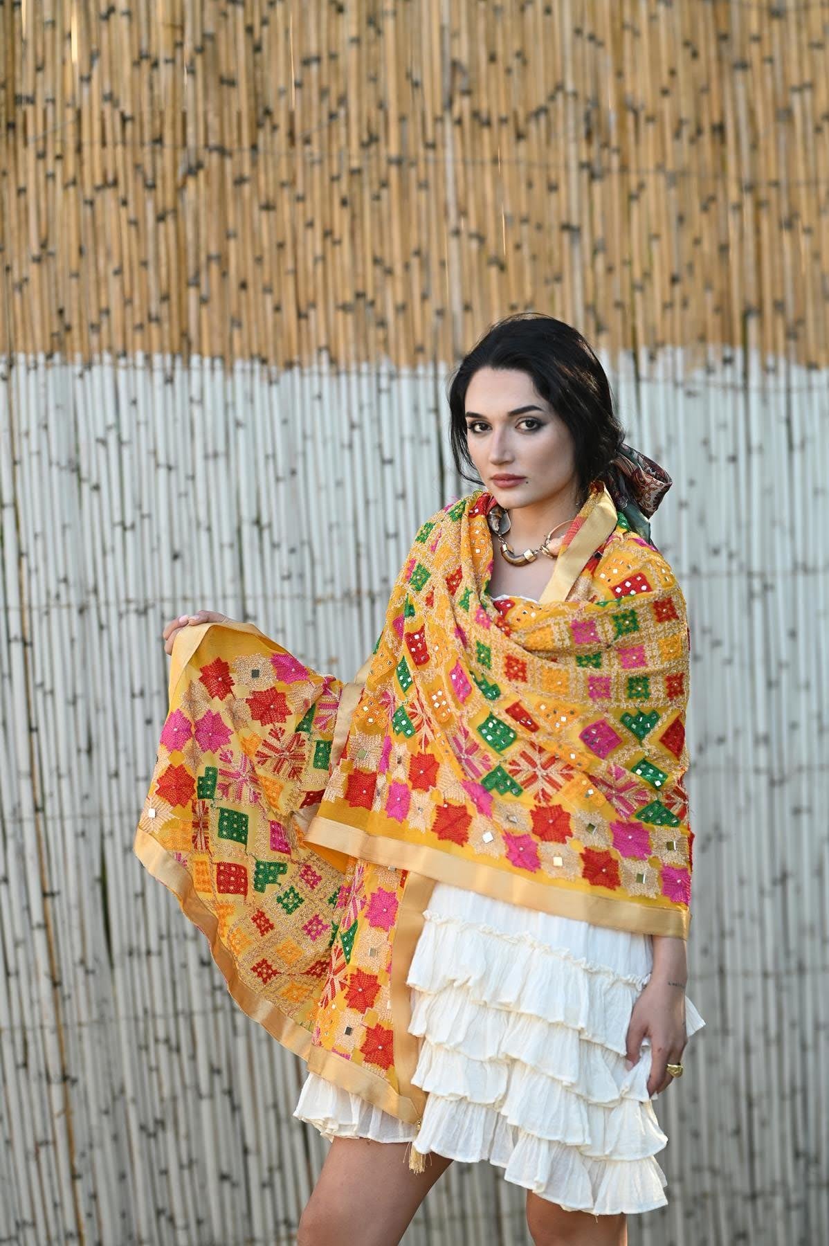 Hardal Rengi Ayna Detaylı Nakışlı Tasarım Şal