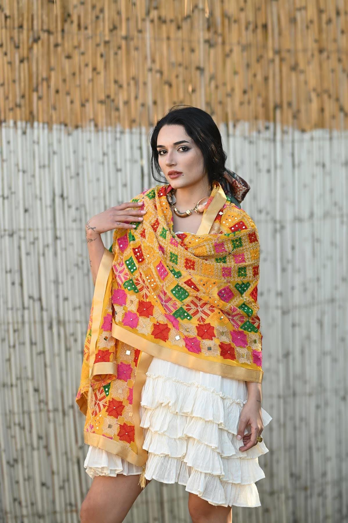 Hardal Rengi Ayna Detaylı Nakışlı Tasarım Şal