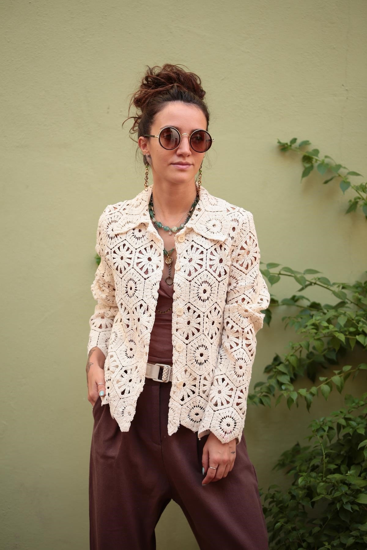  Ekru Tığ İşlemeli Hırka