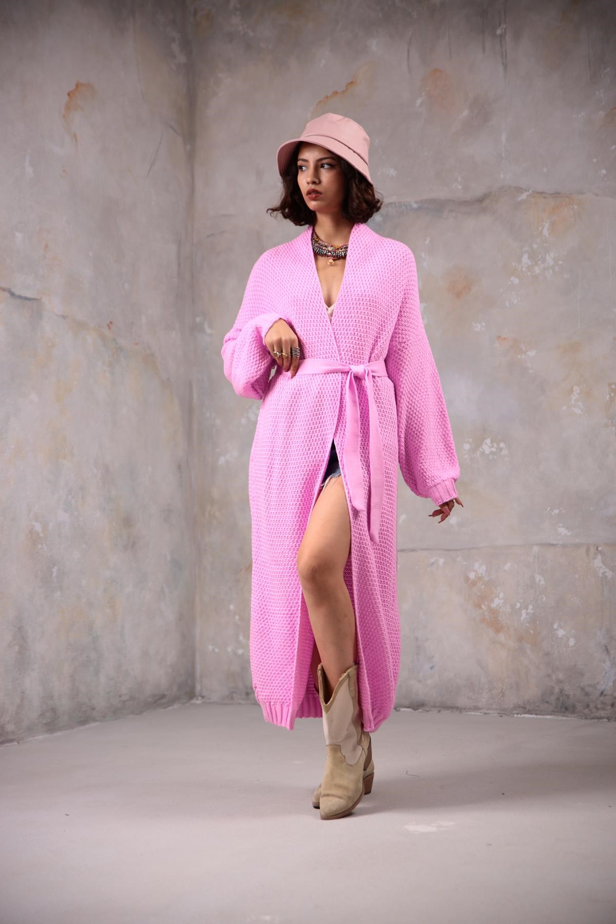 Pembe Kemerli Uzun Triko Hırka - Şaman Butik Pembe Kemerli Uzun Triko Hırka