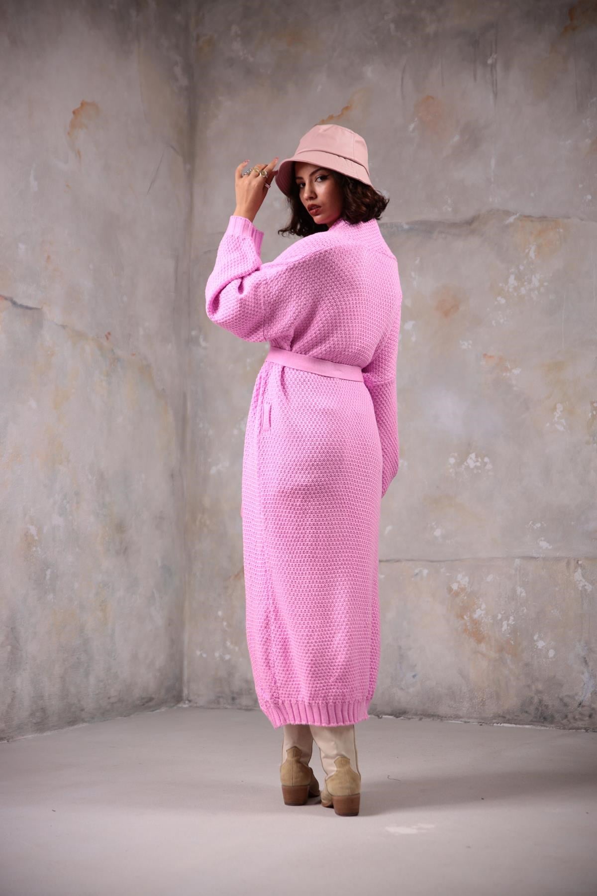 Pembe Kemerli Uzun Triko Hırka - Şaman Butik Pembe Kemerli Uzun Triko Hırka