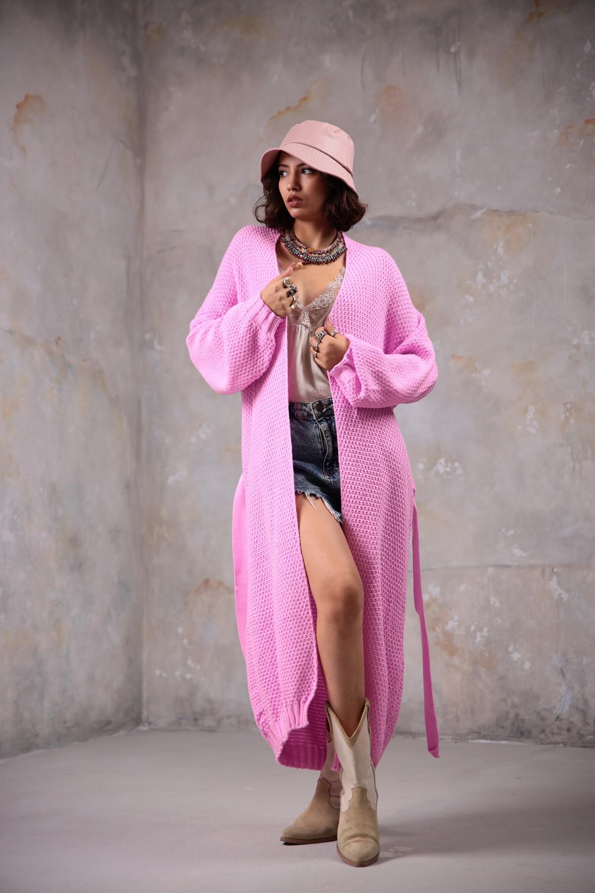Pembe Kemerli Uzun Triko Hırka - Şaman Butik Pembe Kemerli Uzun Triko Hırka