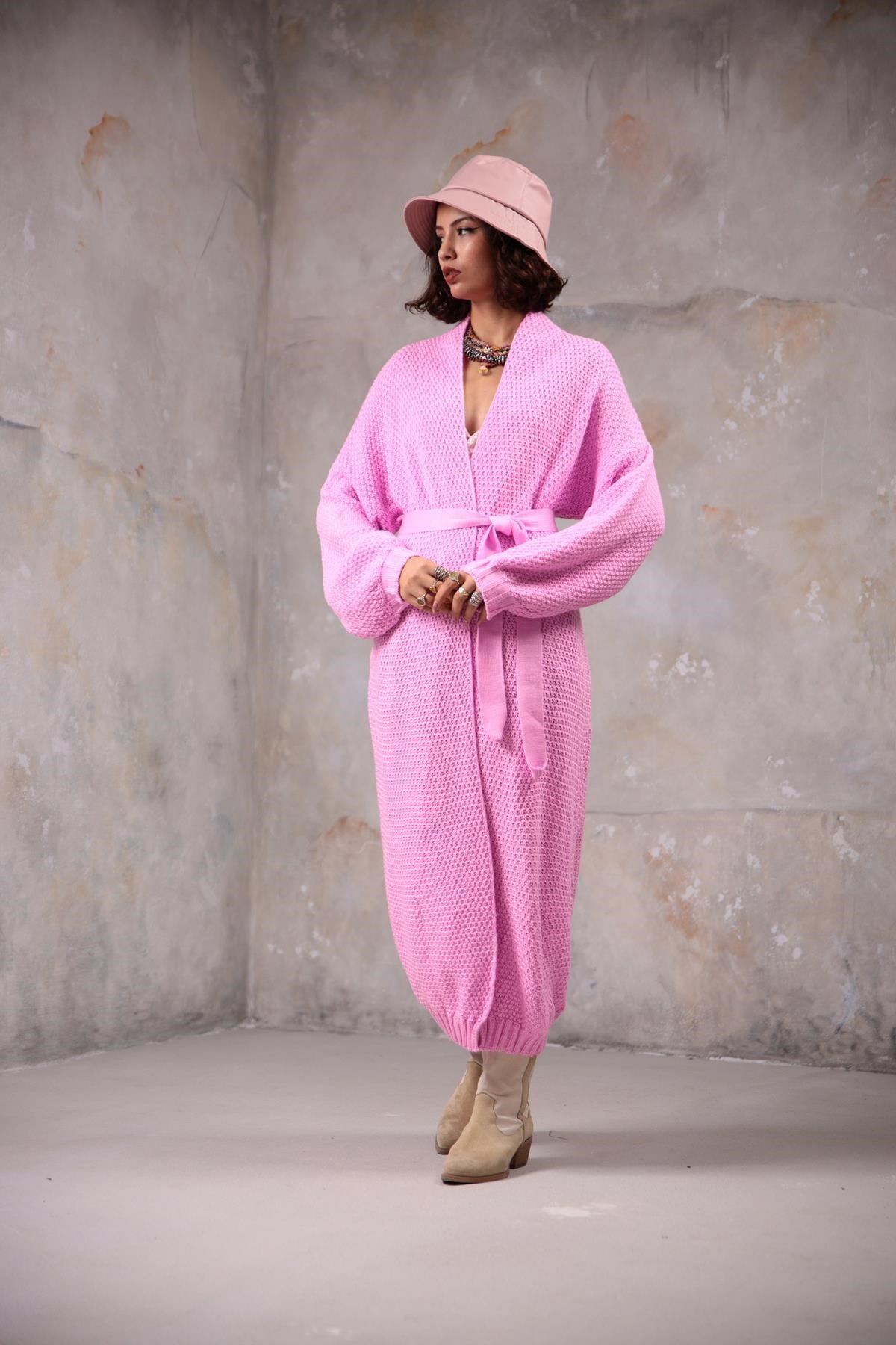 Pembe Kemerli Uzun Triko Hırka - Şaman Butik Pembe Kemerli Uzun Triko Hırka