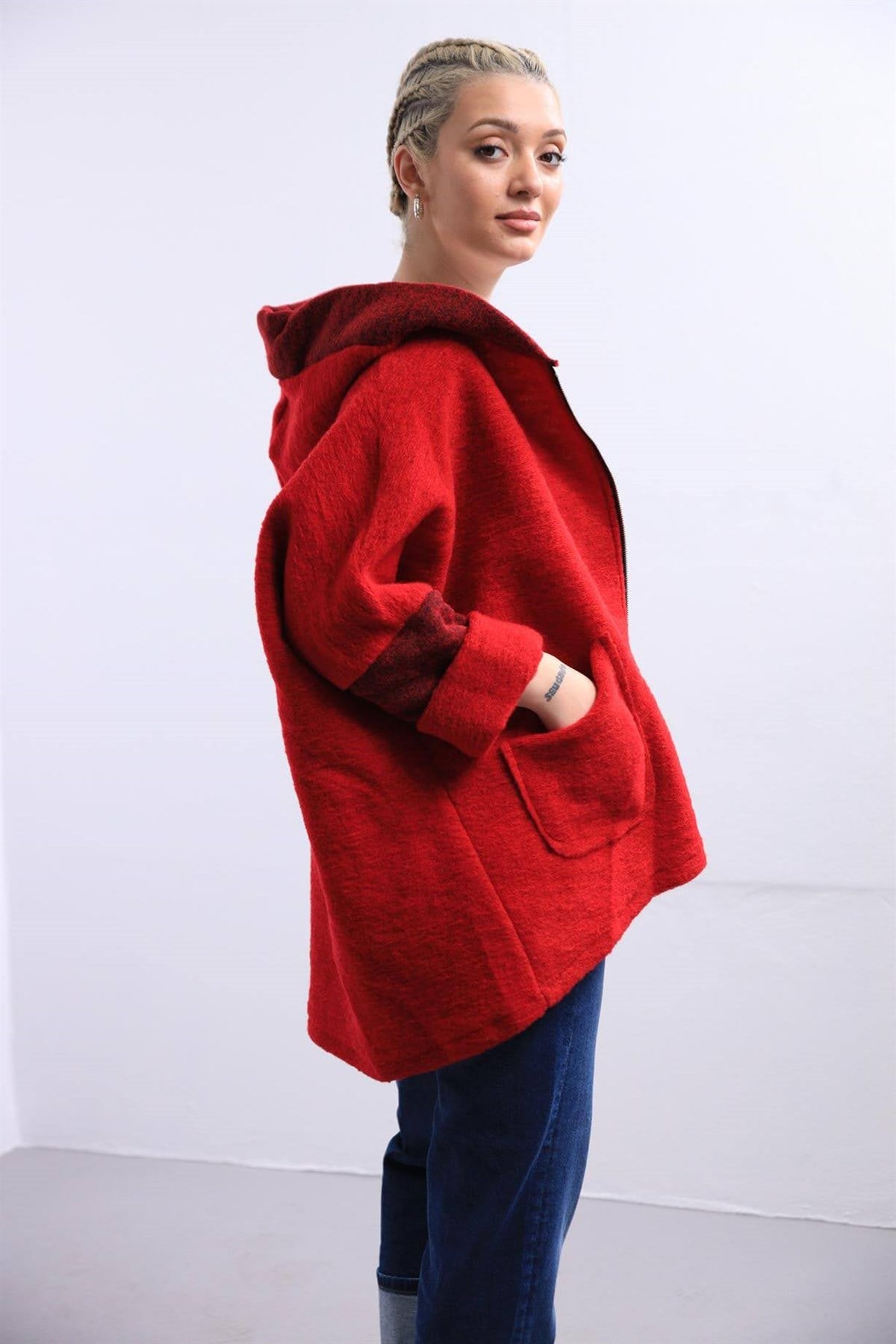  Kırmızı Kapüşonlu Kısa Keçe Kaban