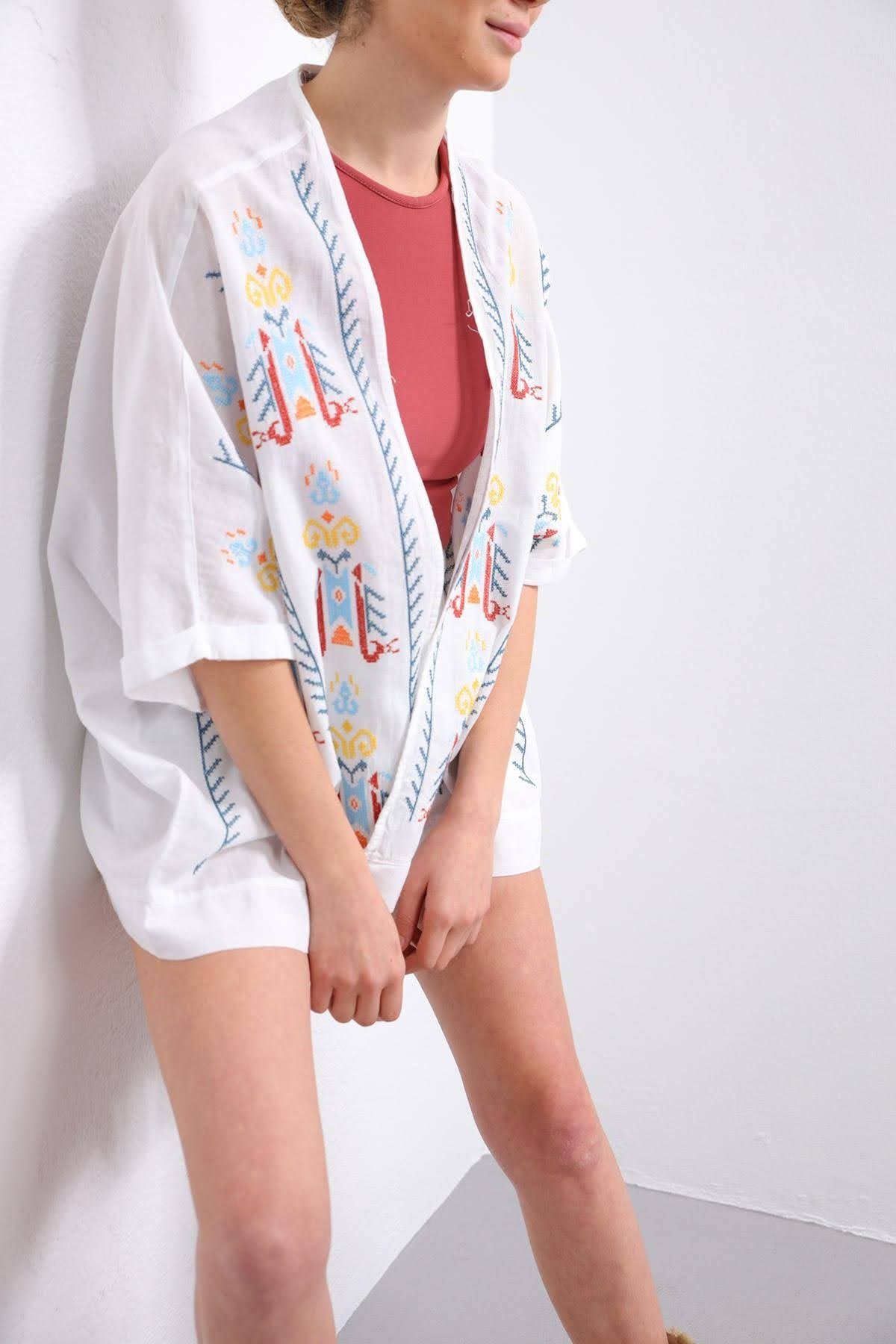 Beyaz İşlemeli Kısa Kaftan - Şaman Butik Beyaz İşlemeli Kısa Kaftan