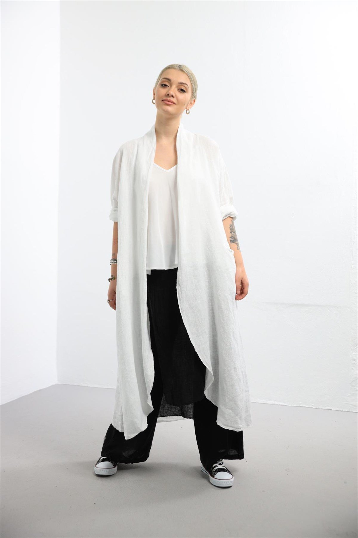 Beyaz Sırtı Bağcıklı Keten Kaftan - Şaman Butik Beyaz Sırtı Bağcıklı Keten Kaftan