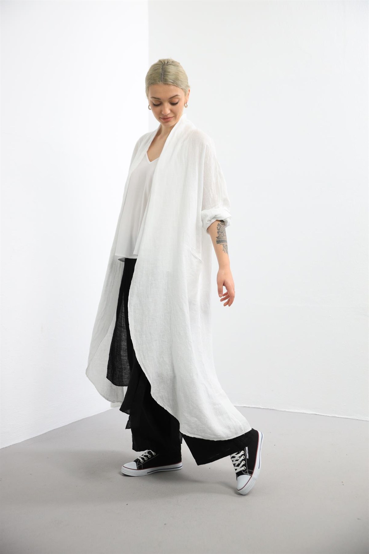 Beyaz Sırtı Bağcıklı Keten Kaftan - Şaman Butik Beyaz Sırtı Bağcıklı Keten Kaftan