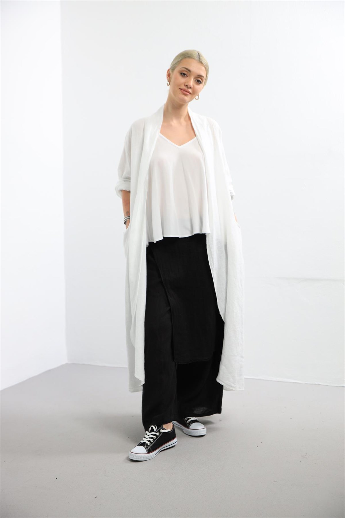 Beyaz Sırtı Bağcıklı Keten Kaftan - Şaman Butik Beyaz Sırtı Bağcıklı Keten Kaftan