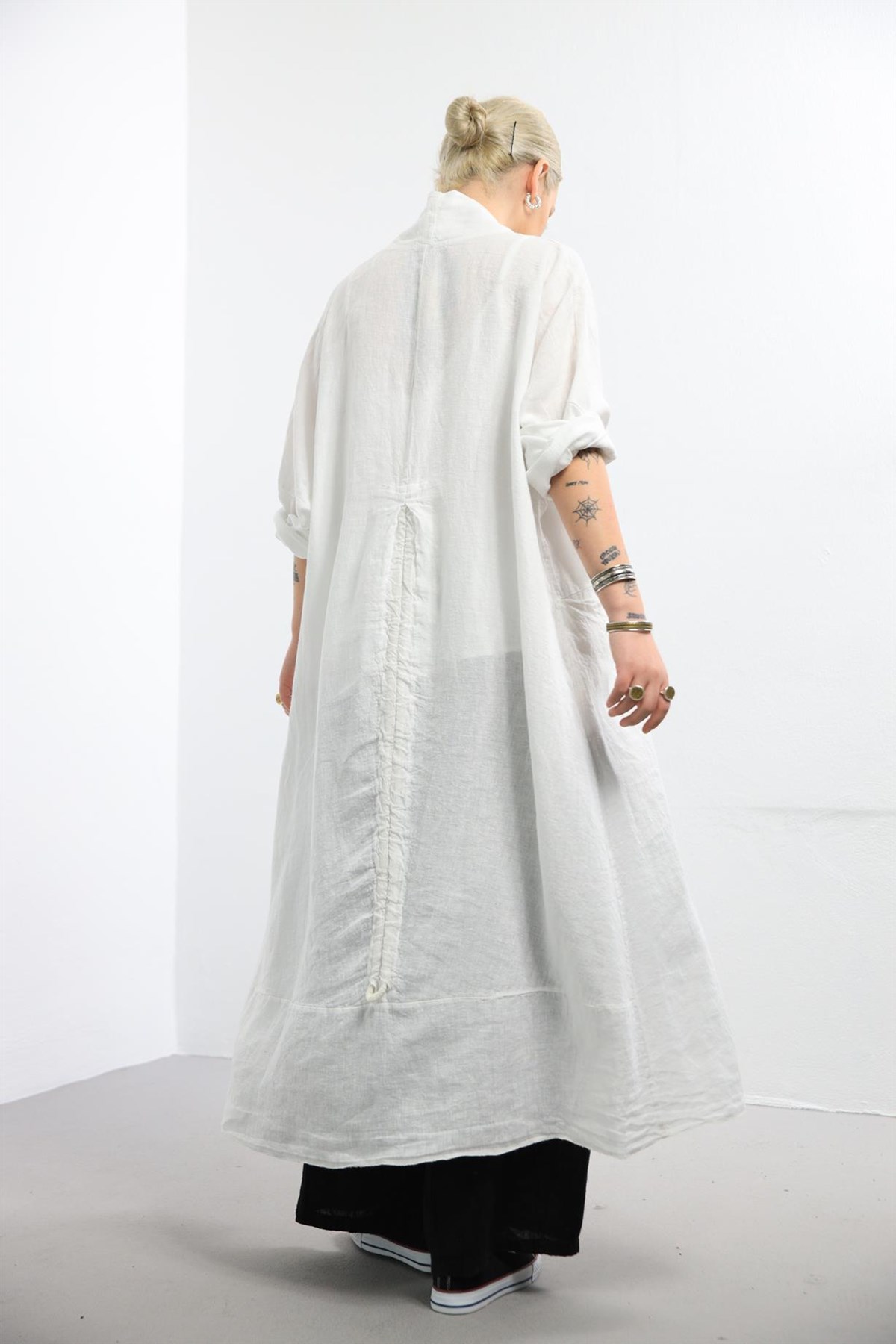 Beyaz Sırtı Bağcıklı Keten Kaftan - Şaman Butik Beyaz Sırtı Bağcıklı Keten Kaftan