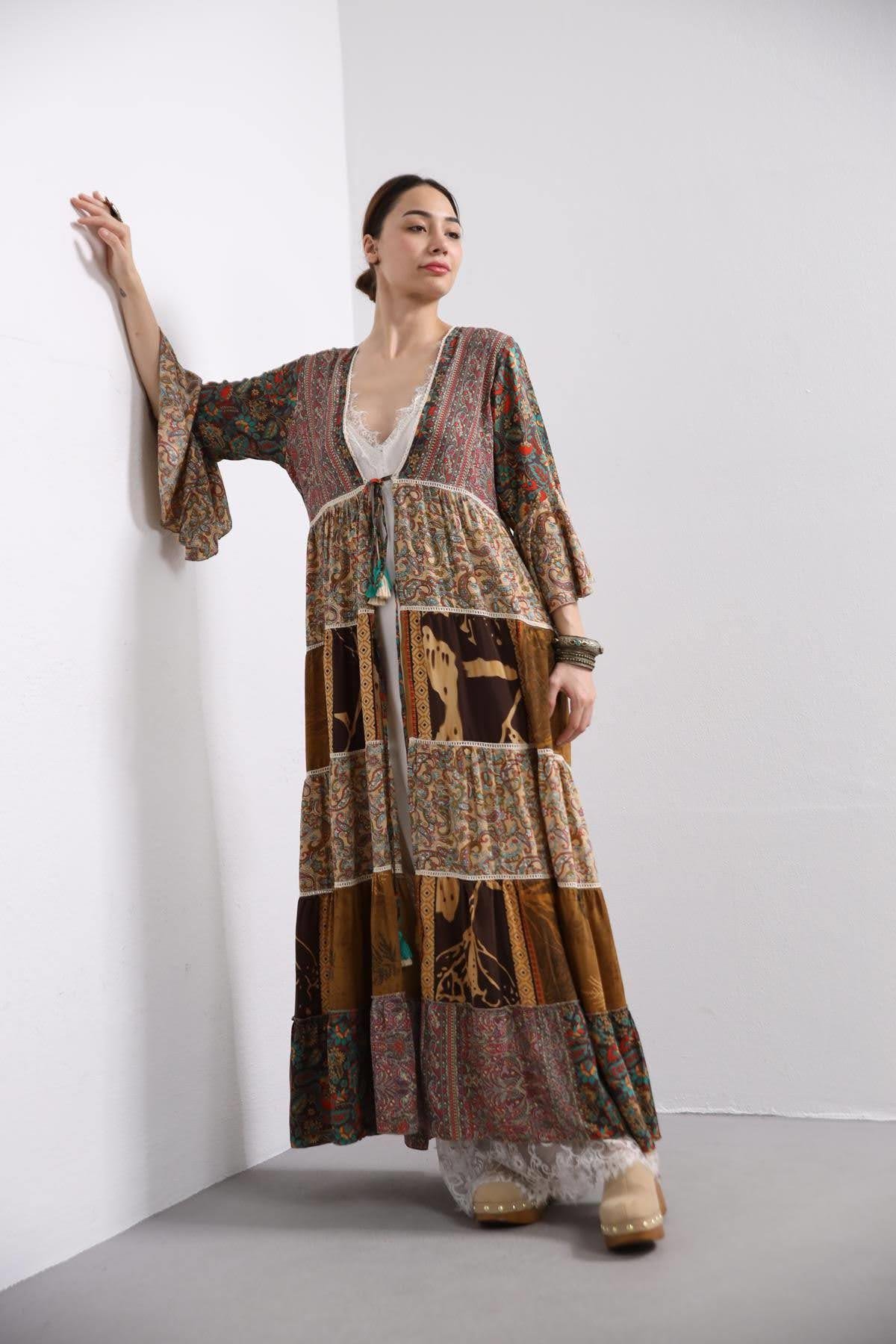 Desenli Önü Bağlamalı İpek Kaftan - Şaman Butik Desenli Önü Bağlamalı İpek Kaftan