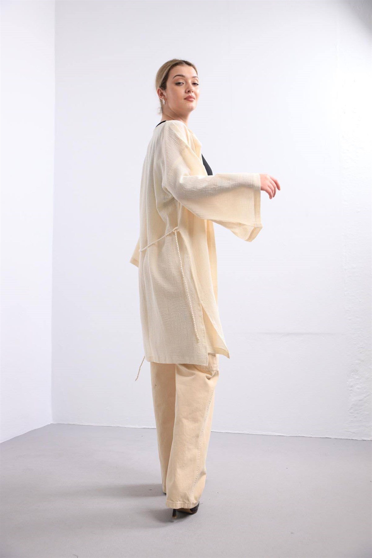Krem Rengi Yakası ve Beli İpli Kaftan - Şaman Butik Krem Rengi Yakası ve Beli İpli Kaftan