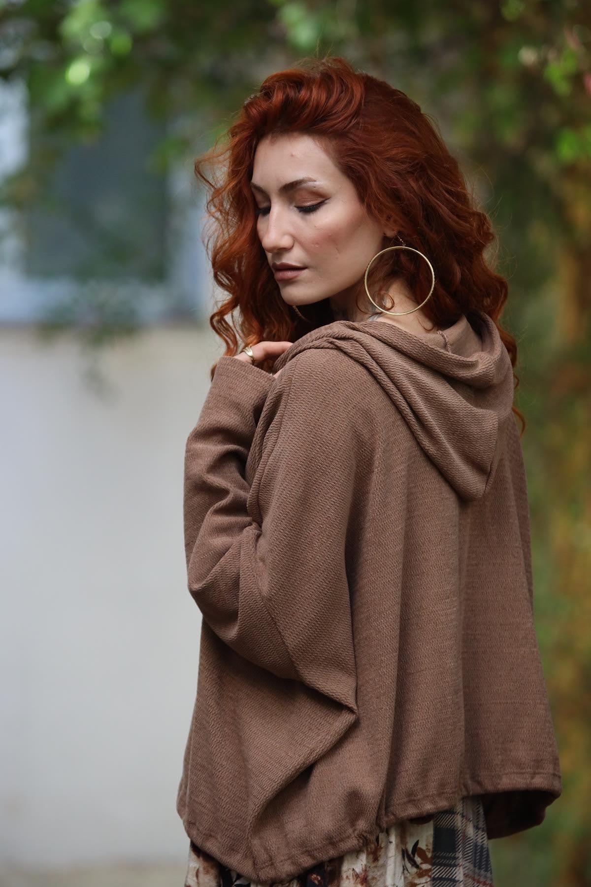 Kahverengi Eteği Büzgülü Kapüşonlu Kadife Hırka