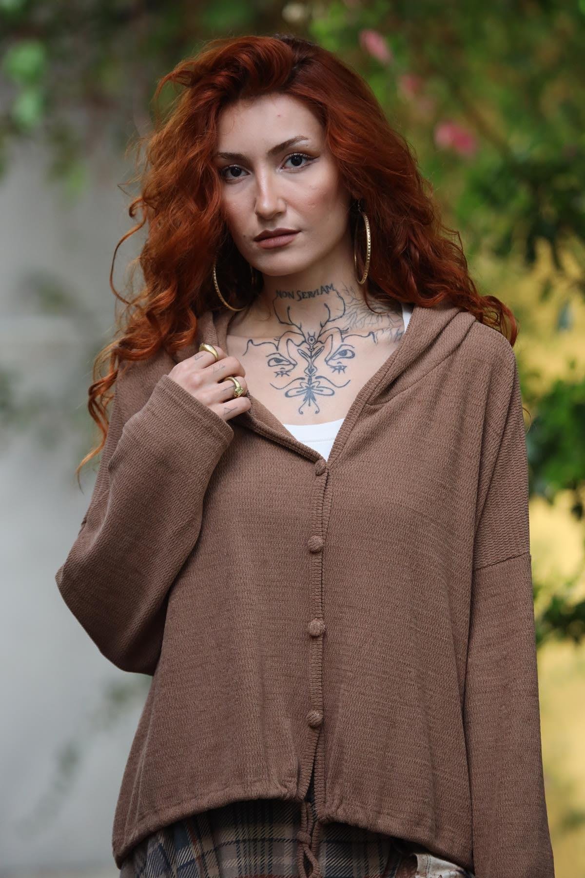 Kahverengi Eteği Büzgülü Kapüşonlu Kadife Hırka