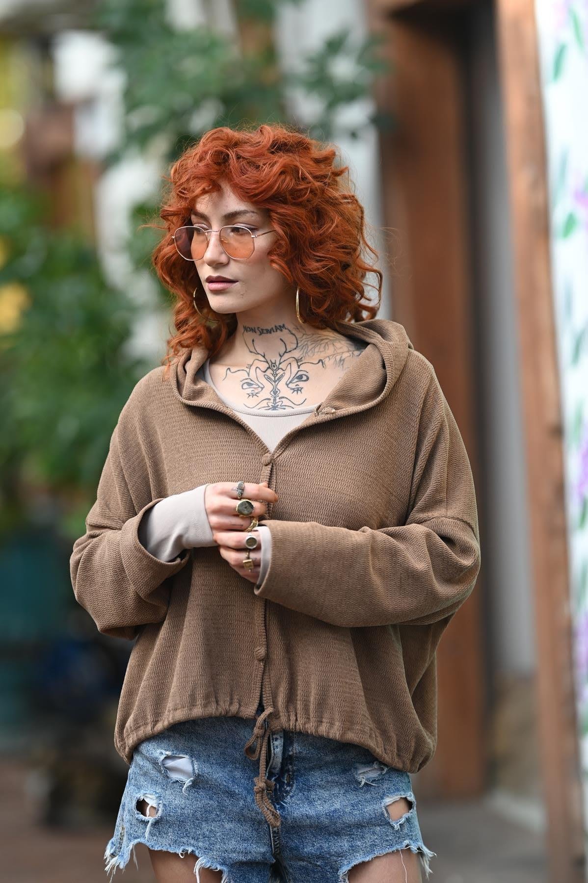 Kahverengi Eteği Büzgülü Kapüşonlu Kadife Hırka