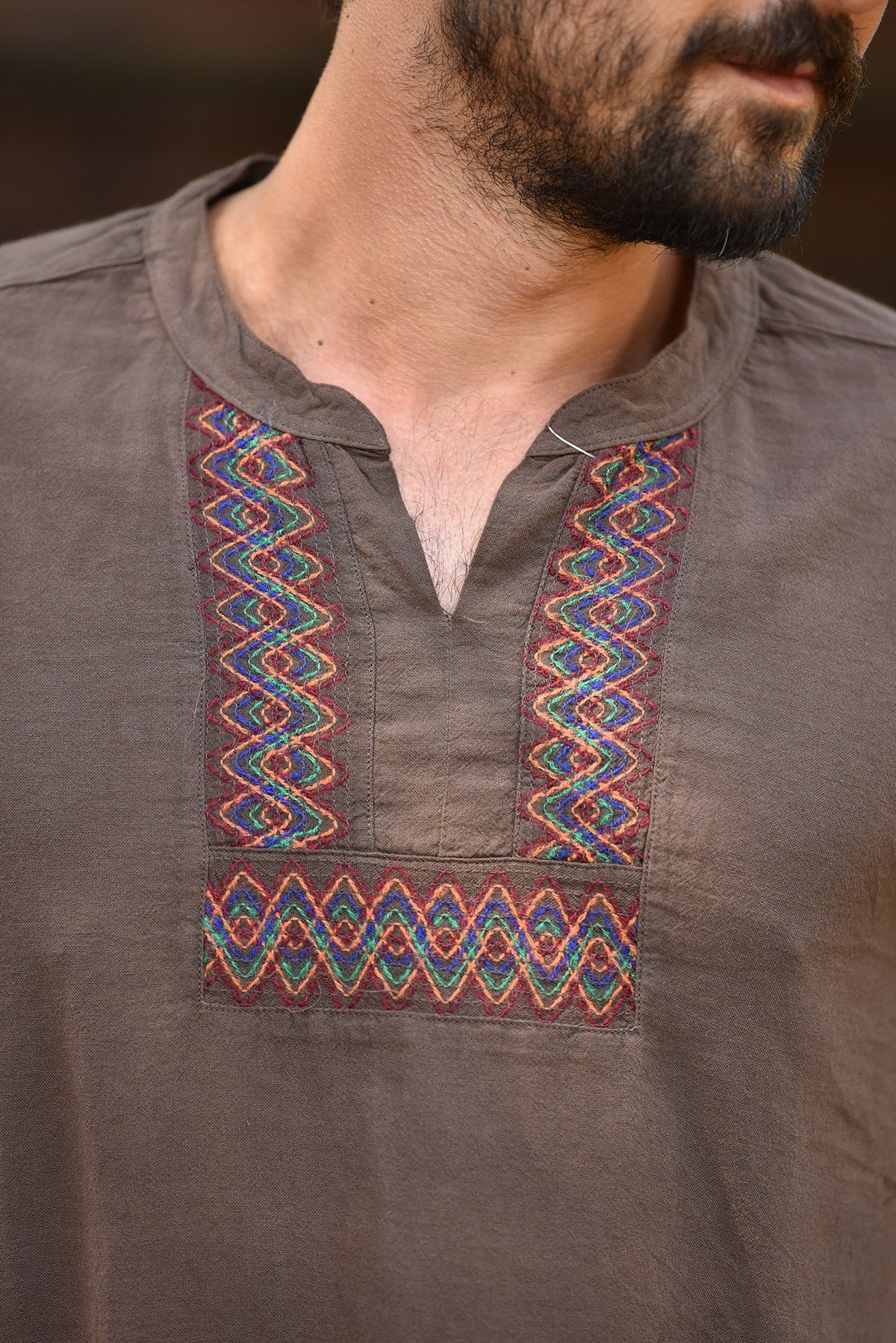 Kahverengi Hakim Yaka Nakış Detaylı Pamuk Gömlek 