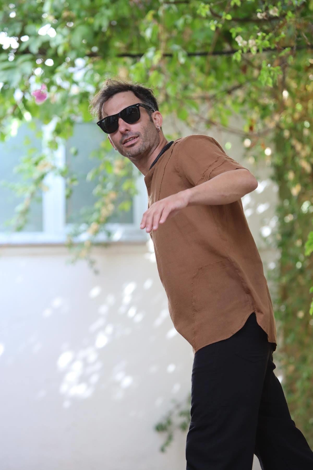 Kahverengi Kesik Yaka Dikiş Detaylı Erkek Tshirt