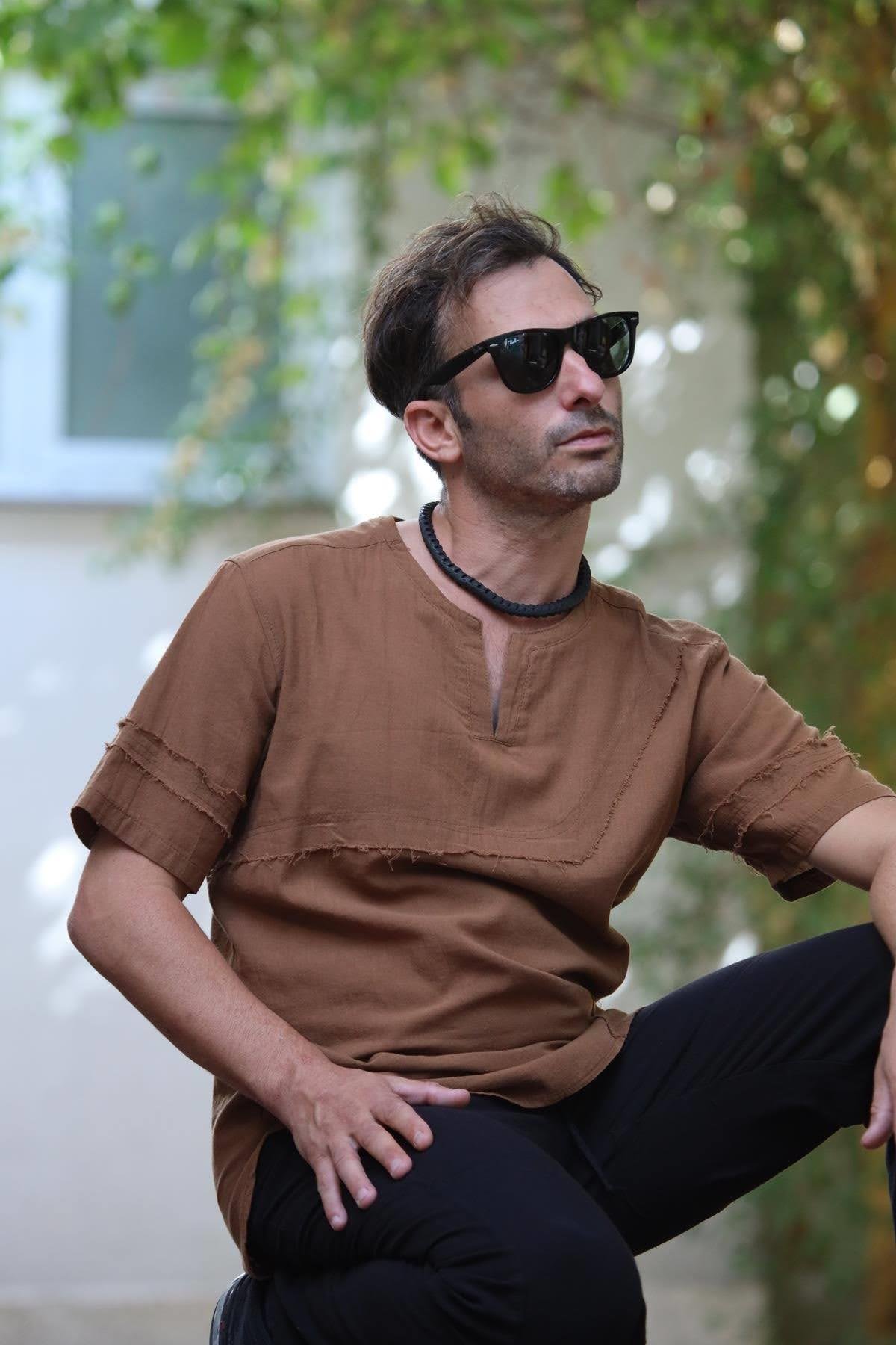 Kahverengi Kesik Yaka Dikiş Detaylı Erkek Tshirt