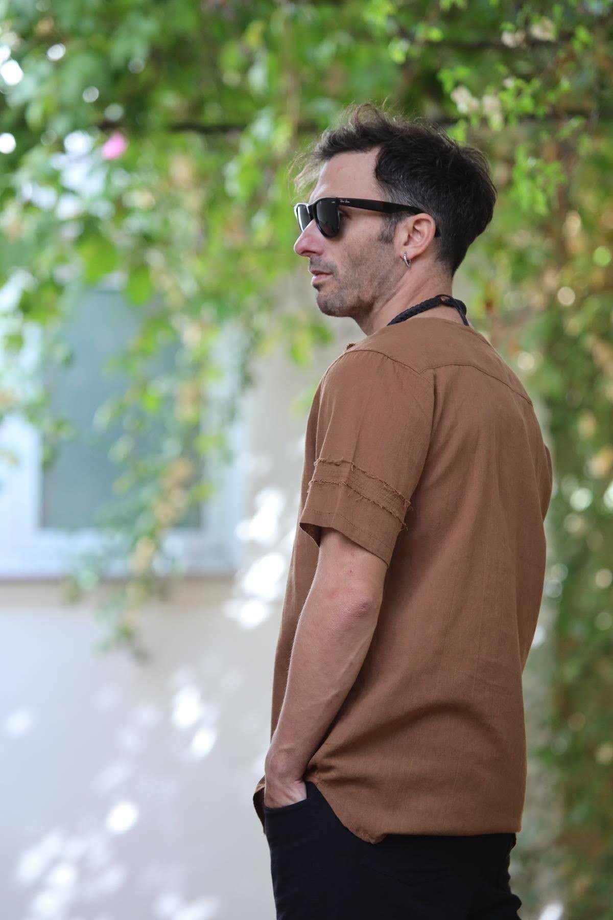 Kahverengi Kesik Yaka Dikiş Detaylı Erkek Tshirt