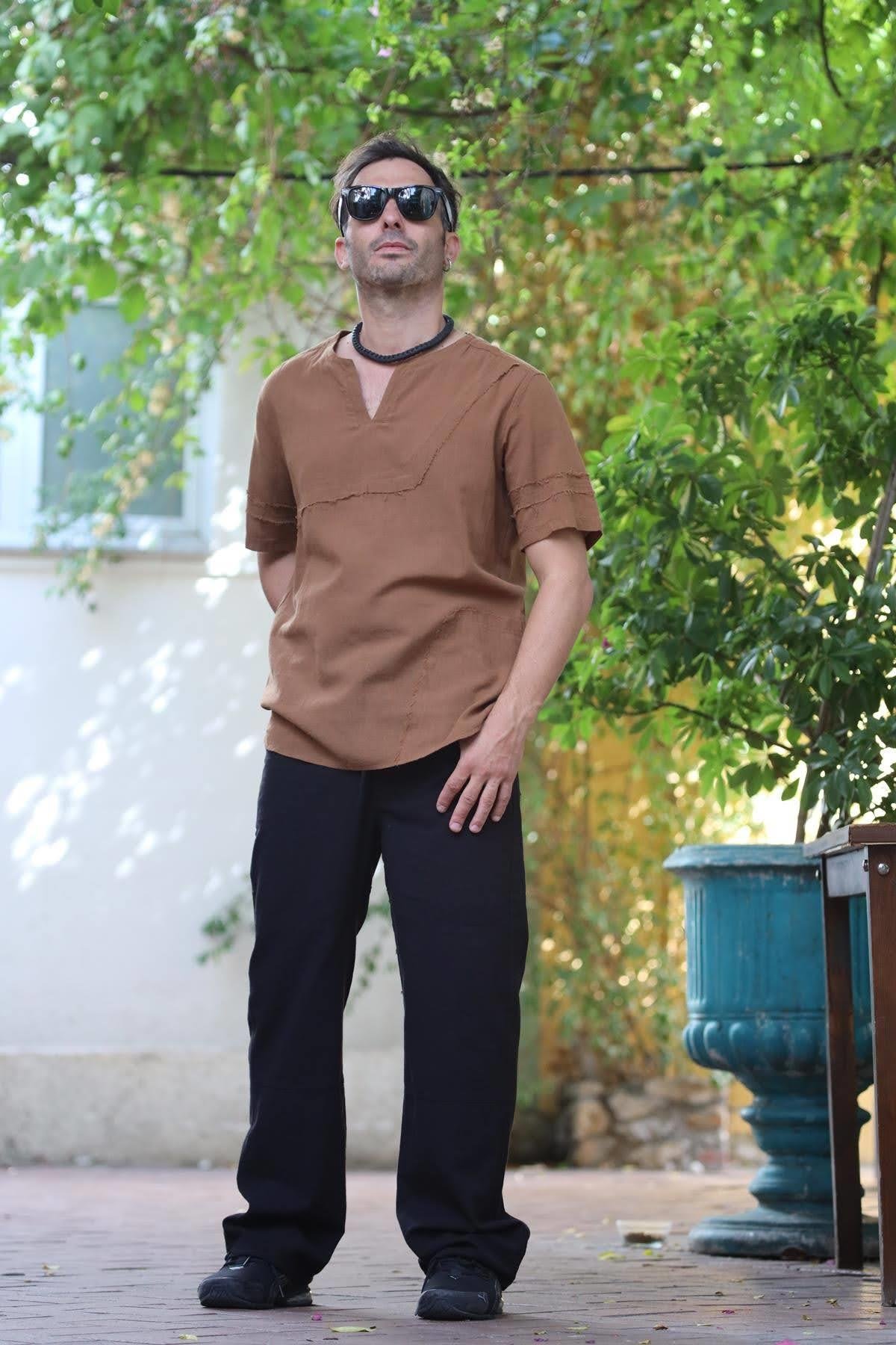 Kahverengi Kesik Yaka Dikiş Detaylı Erkek Tshirt