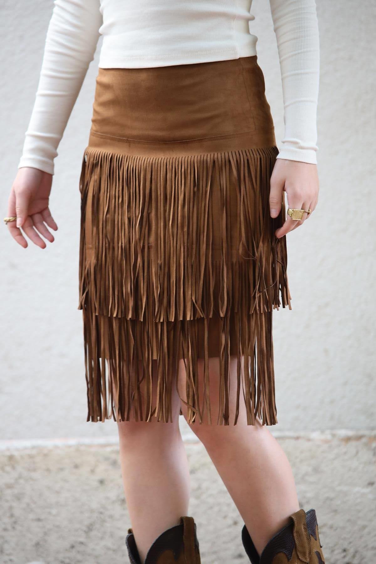 Kahverengi Püsküllü Katlı Süet Kalem Etek