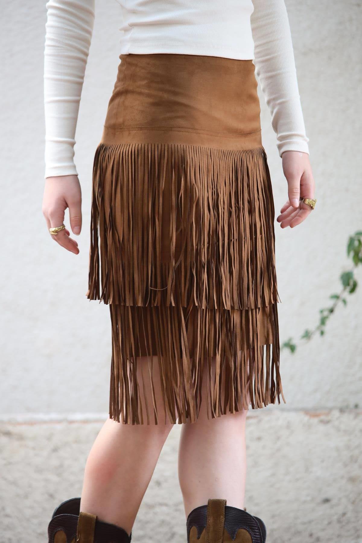 Kahverengi Püsküllü Katlı Süet Kalem Etek