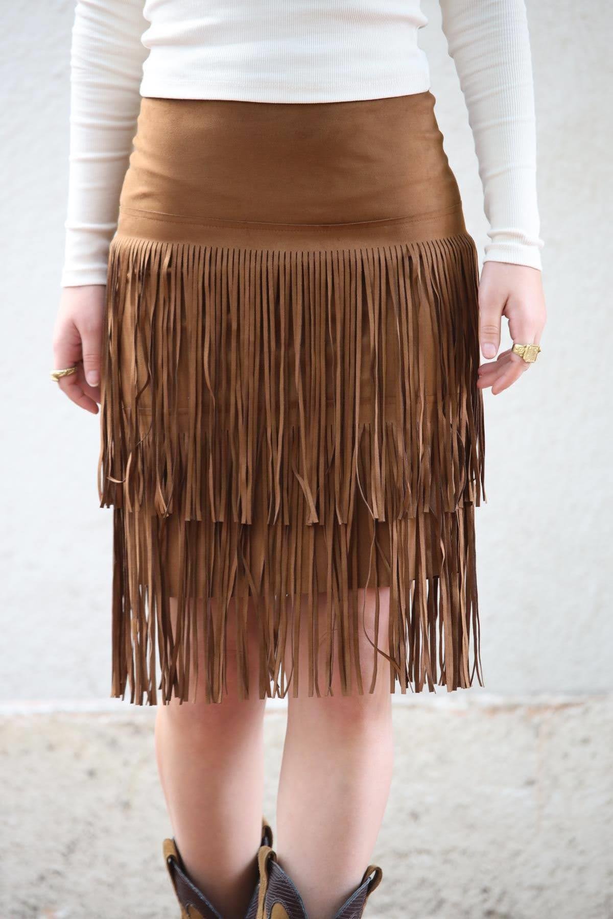 Kahverengi Püsküllü Katlı Süet Kalem Etek